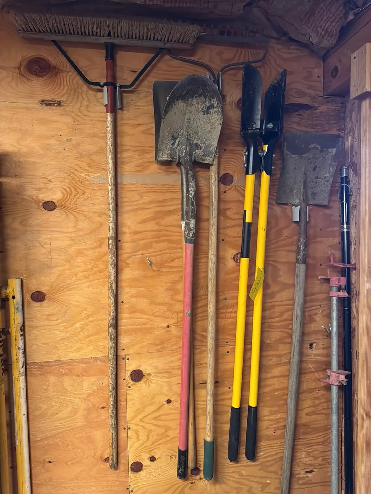 contents-of-wall-broom-shovels-post-hole-digger-and-rake-mu979vin