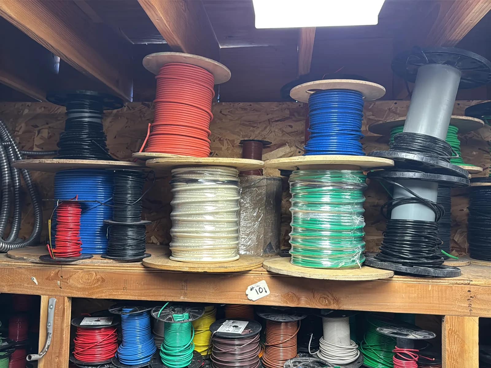 contents-of-1-top-shelf-assorted-wire-muebzs9h