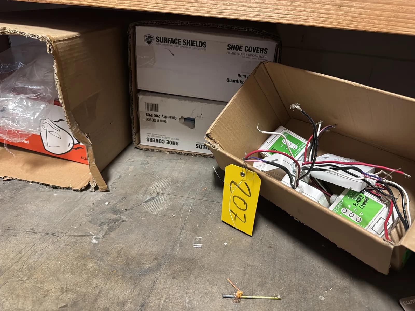 contents-of-1-shelf-ppe-lutron-vive-powpak-and-more-mu950bzv