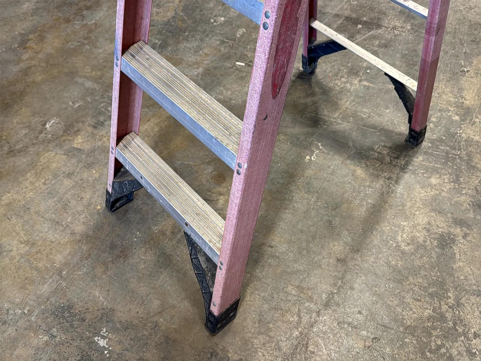 Werner 6’ Fiberglass Ladder, photo 4 of 6