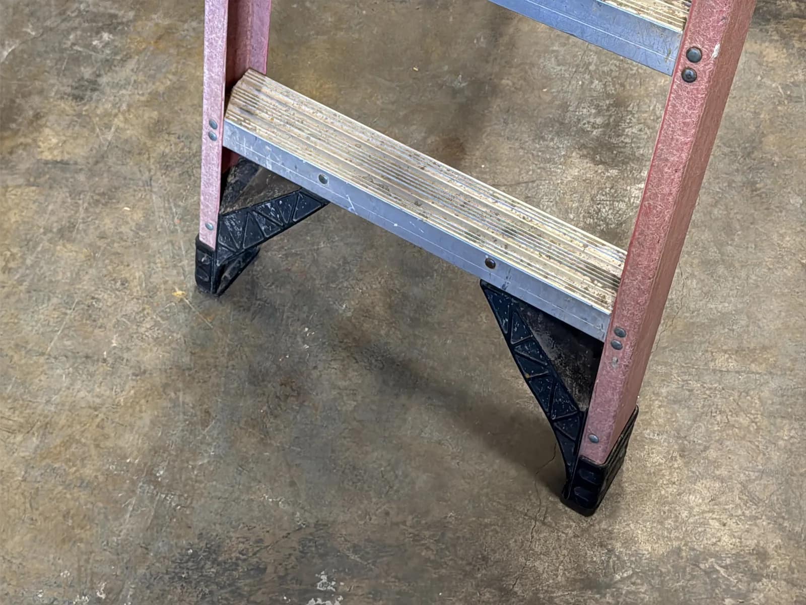 Werner 6’ Fiberglass Ladder, photo 5 of 6