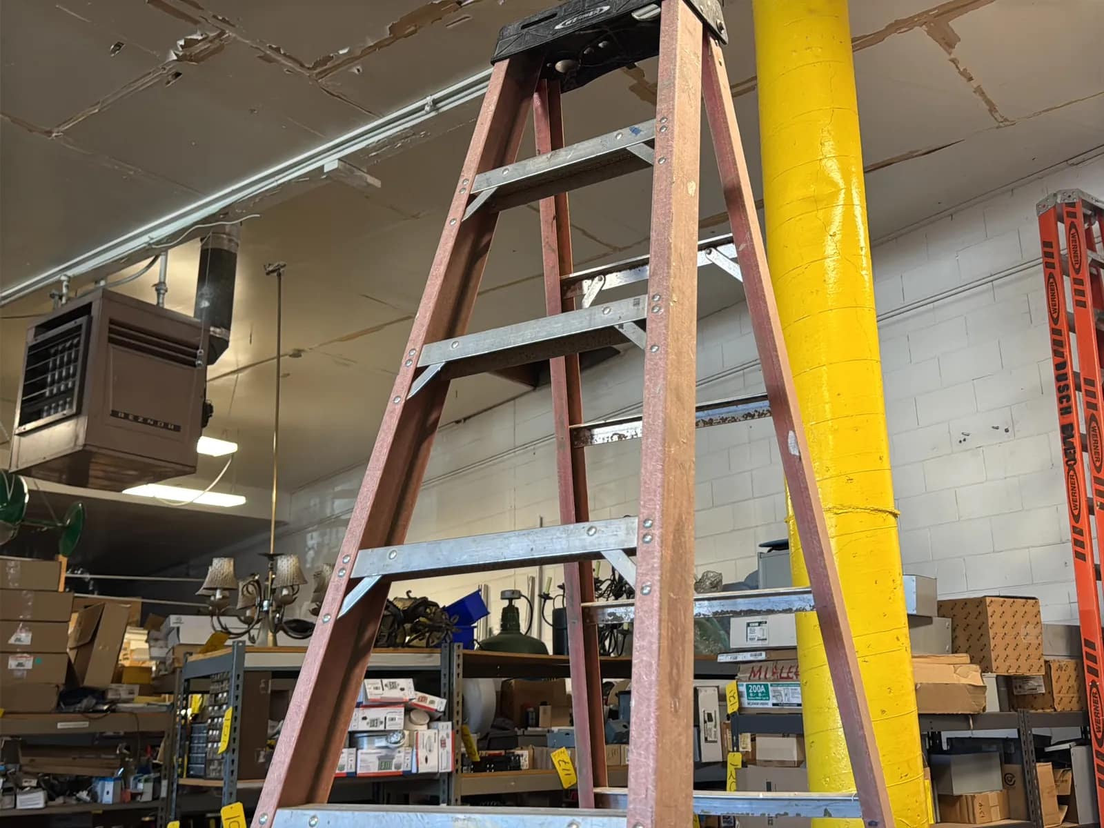 Werner 10’ Fiberglass Ladder, photo 4 of 7