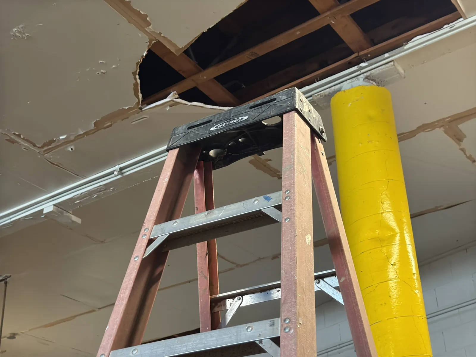 Werner 10’ Fiberglass Ladder, photo 5 of 7