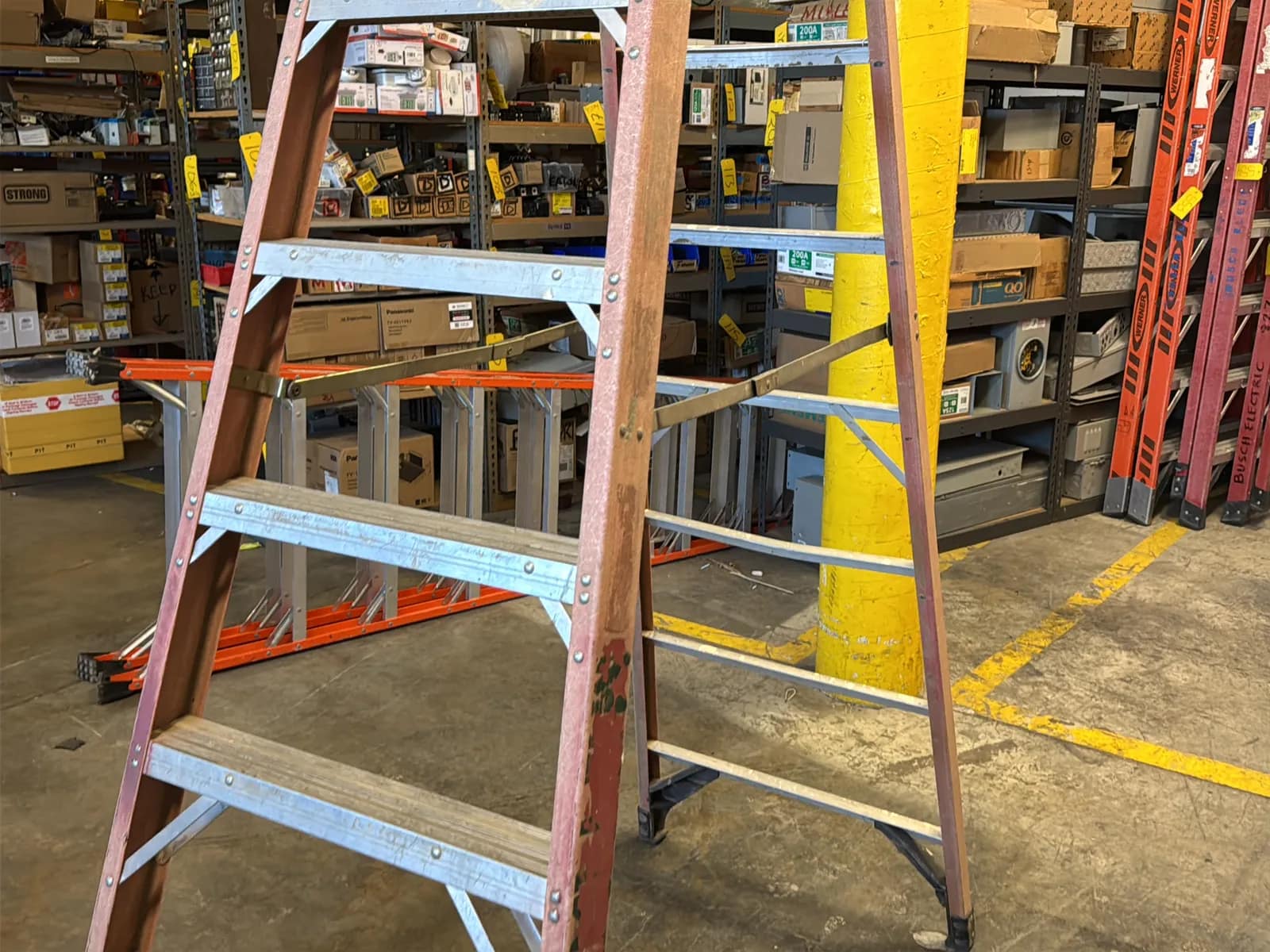 Werner 10’ Fiberglass Ladder, photo 3 of 7