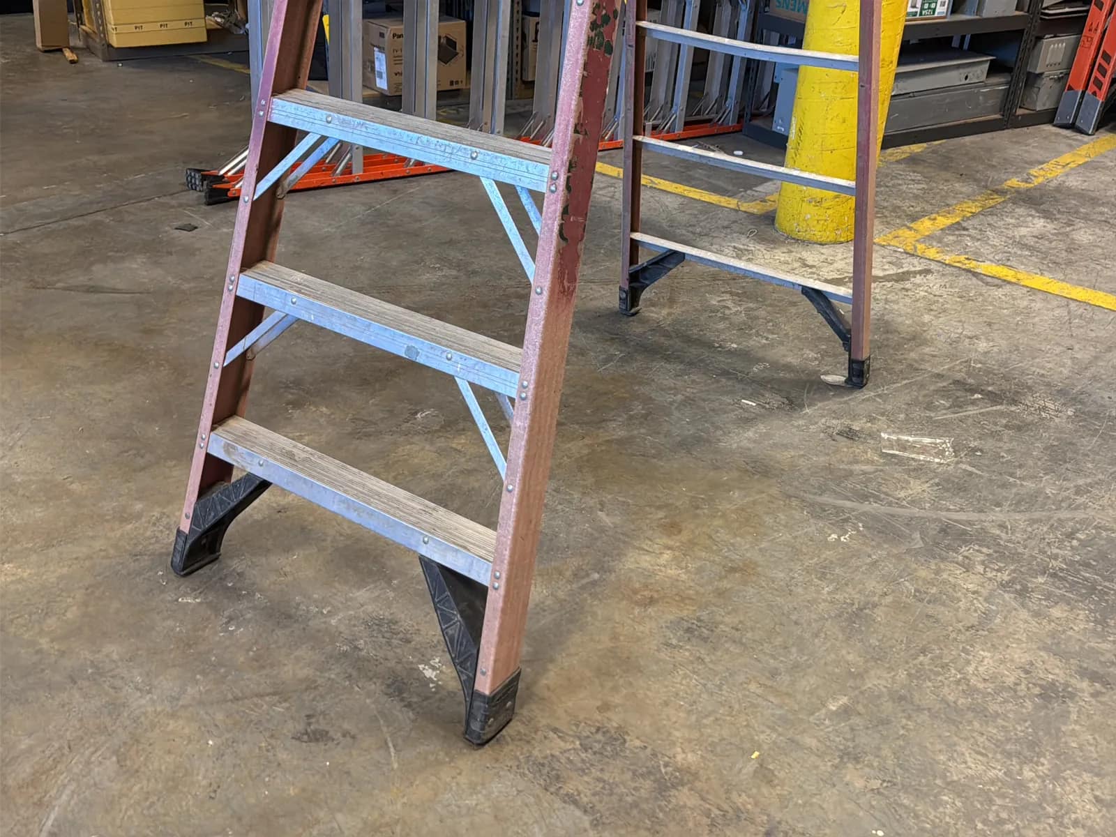 Werner 10’ Fiberglass Ladder, photo 2 of 7
