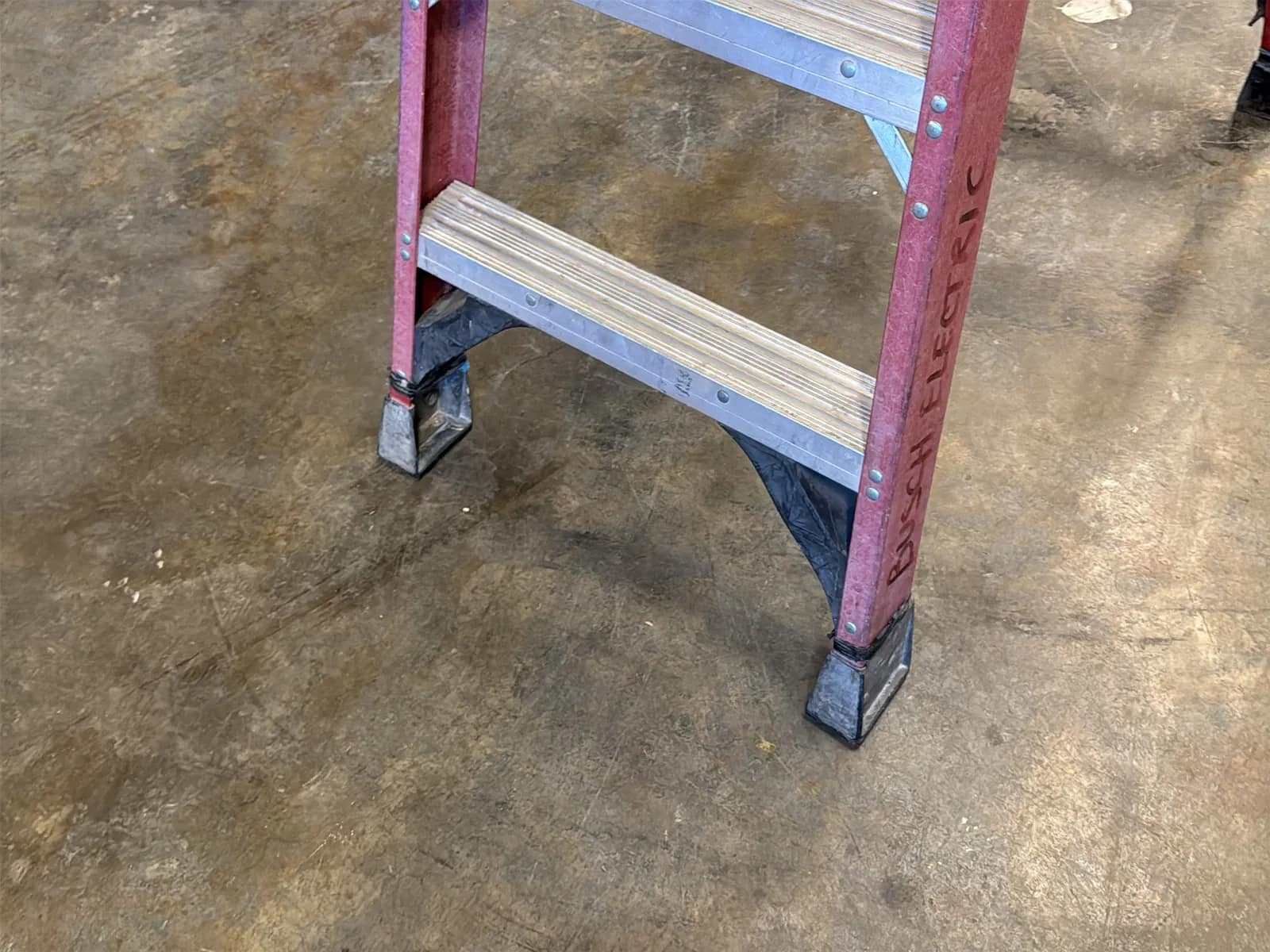 Werner 6’ Fiberglass Ladder, photo 5 of 6