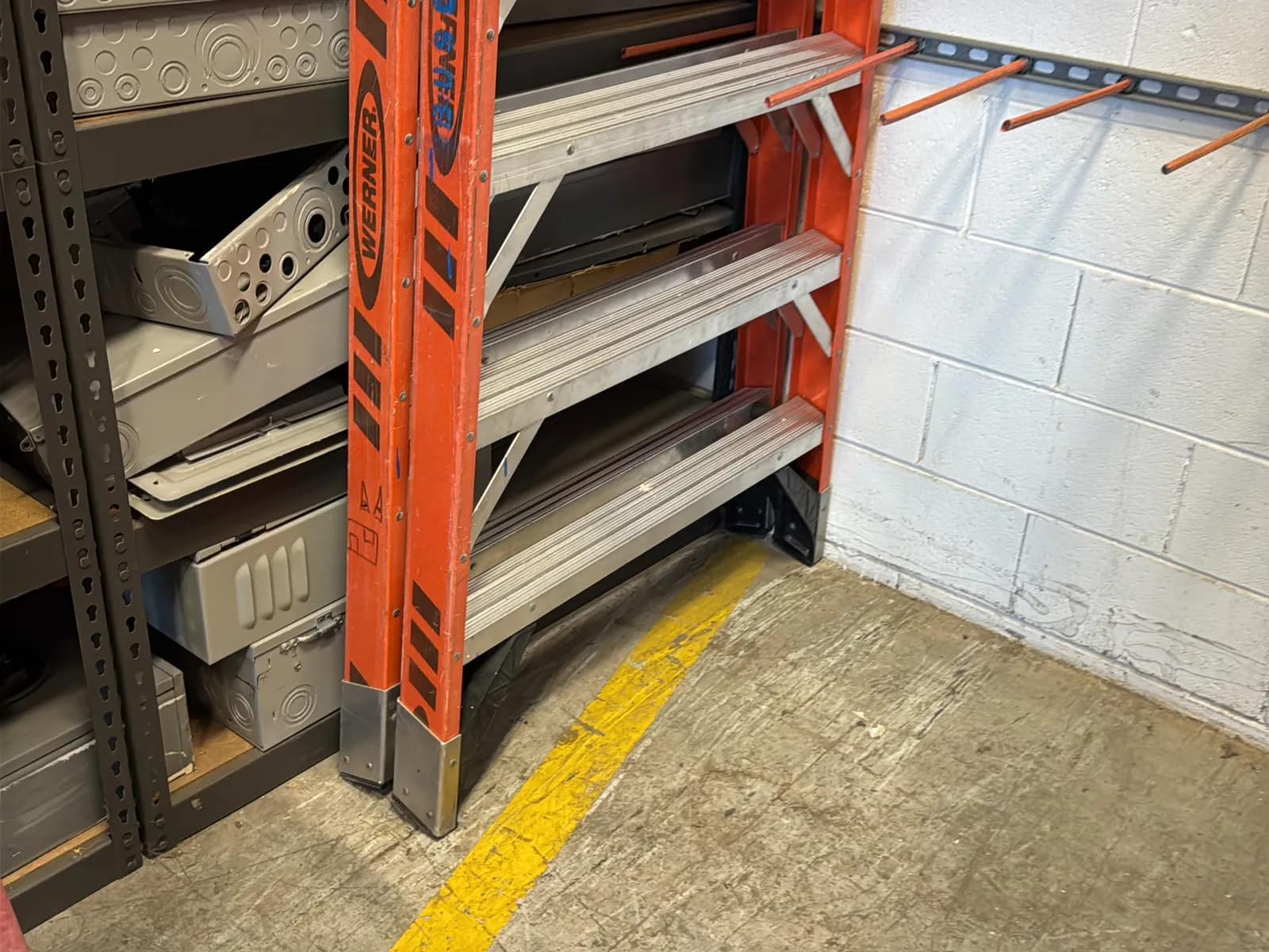 Werner 14’ Fiberglass Ladder, photo 2 of 8