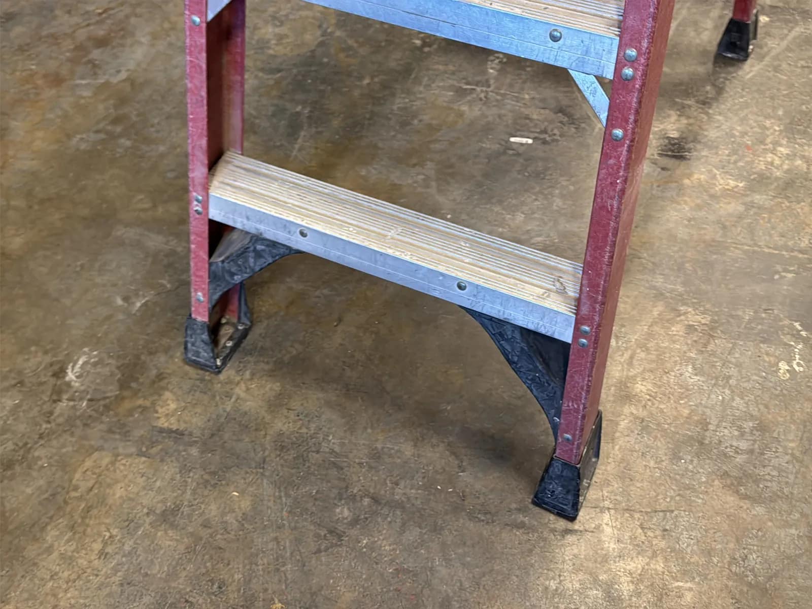 Werner 6’ Fiberglass Ladder, photo 5 of 6