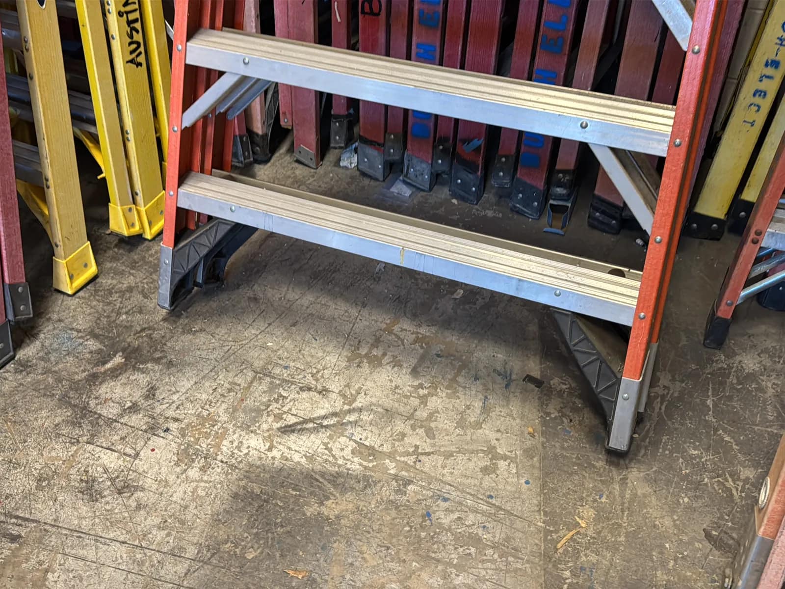 Werner 16’ Fiberglass Ladder, photo 2 of 10