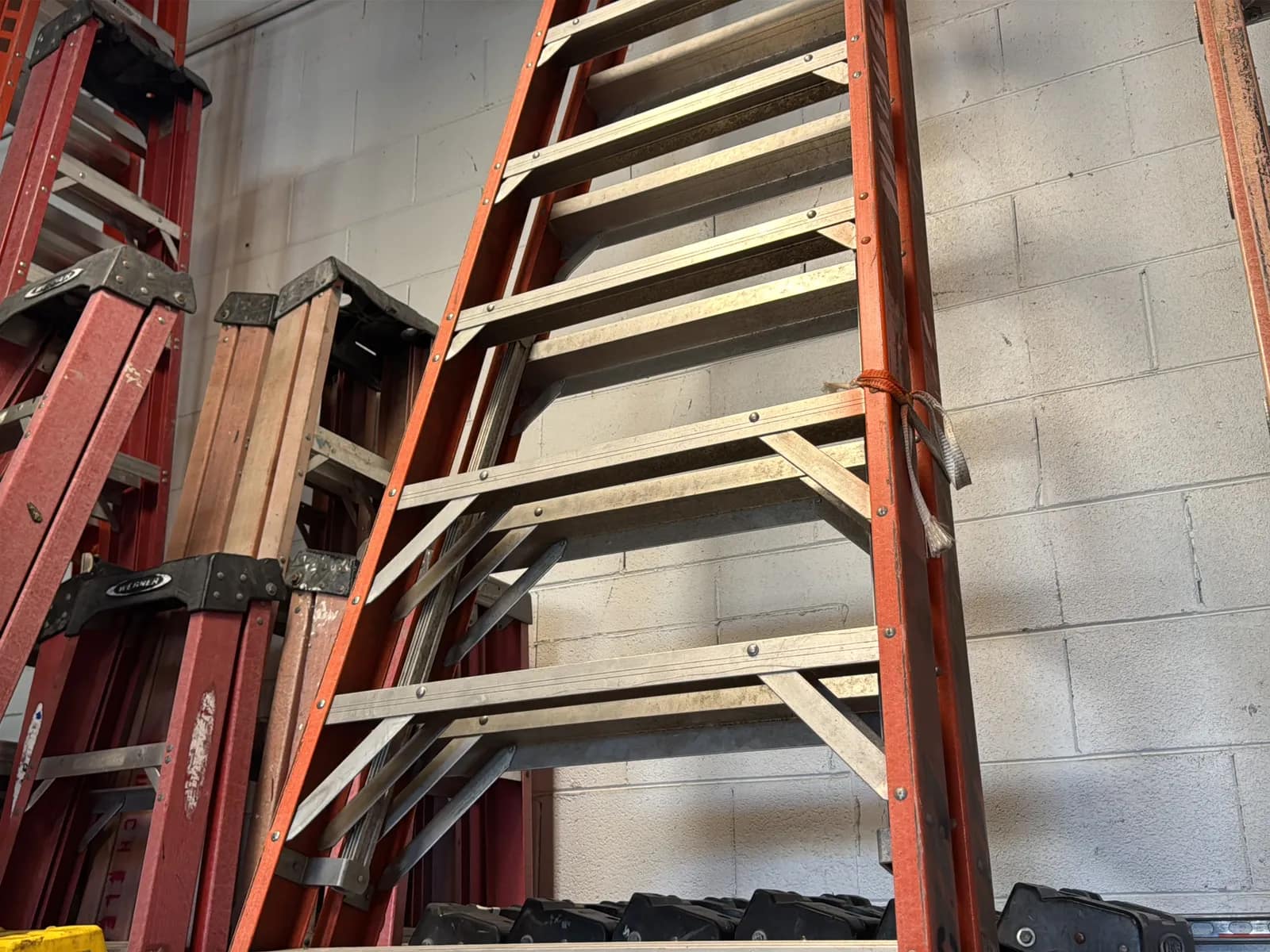 Werner 16’ Fiberglass Ladder, photo 4 of 10