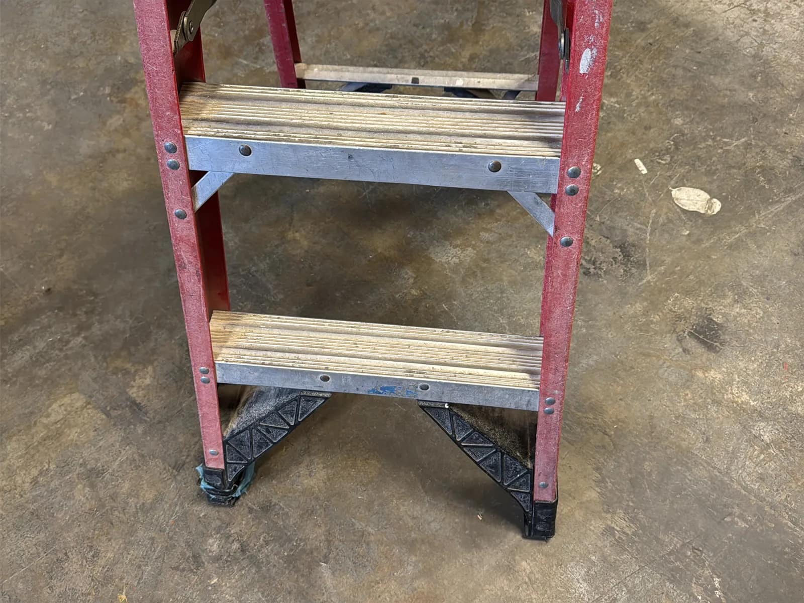 Werner 4’ Fiberglass Ladder, photo 4 of 4
