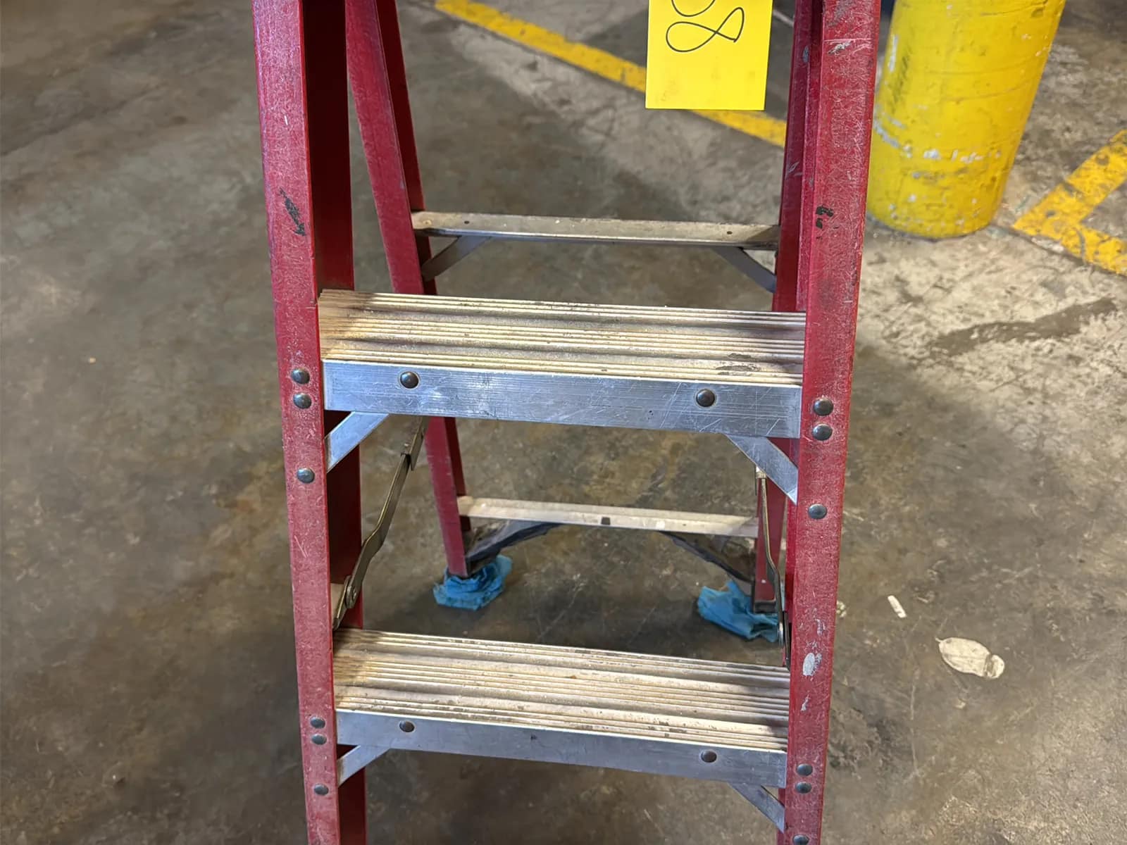 Werner 4’ Fiberglass Ladder, photo 3 of 4