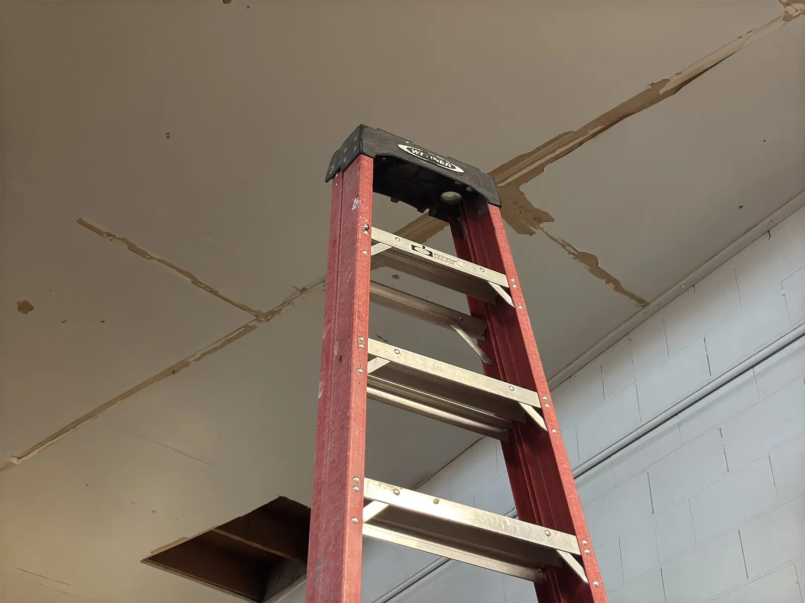 Werner 12’ Fiberglass Ladder, photo 5 of 7