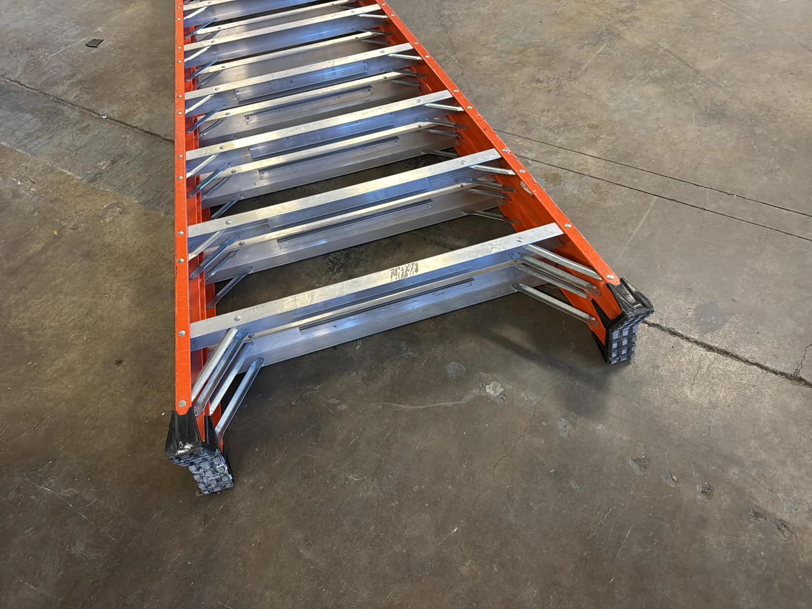 Louisville 20’ Fiberglass Ladder, photo 2 of 8