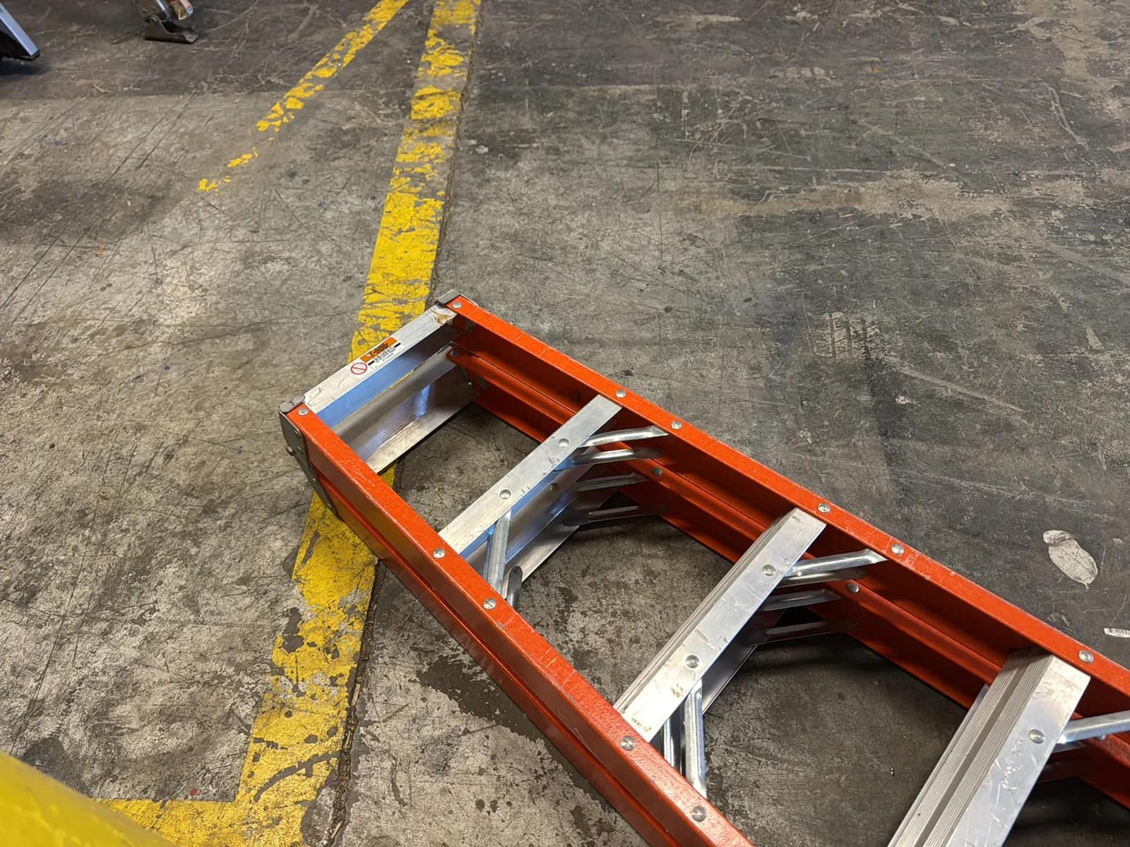 Louisville 20’ Fiberglass Ladder, photo 6 of 8