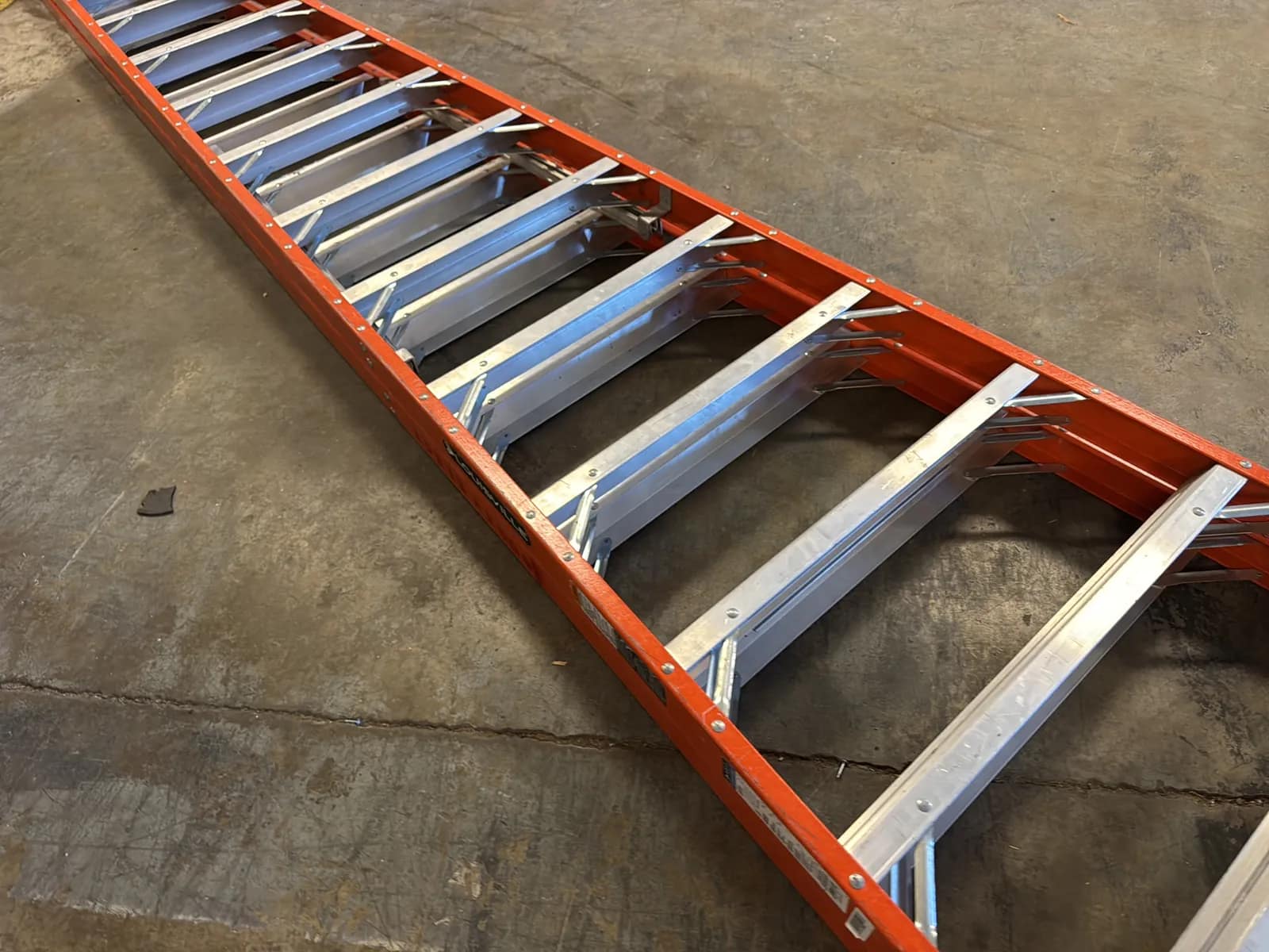 Louisville 20’ Fiberglass Ladder, photo 3 of 8