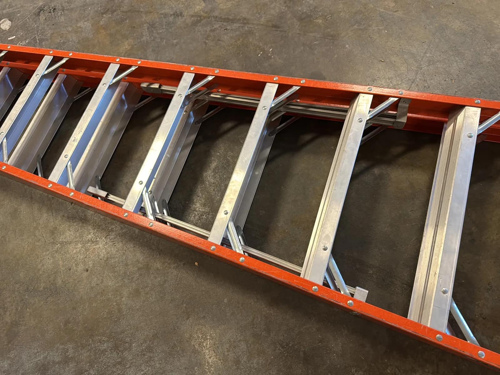 Louisville 20’ Fiberglass Ladder, photo 4 of 8