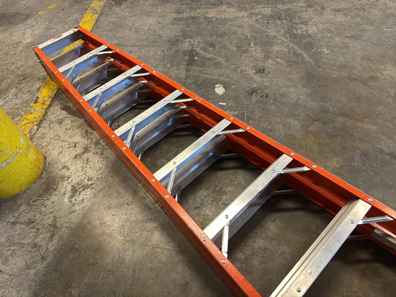 Louisville 20’ Fiberglass Ladder, photo 5 of 8