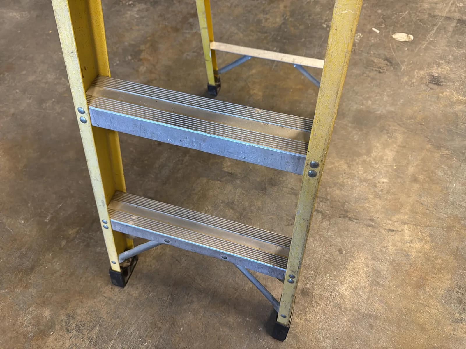 Titan 5’ Fiberglass Ladder, photo 4 of 4
