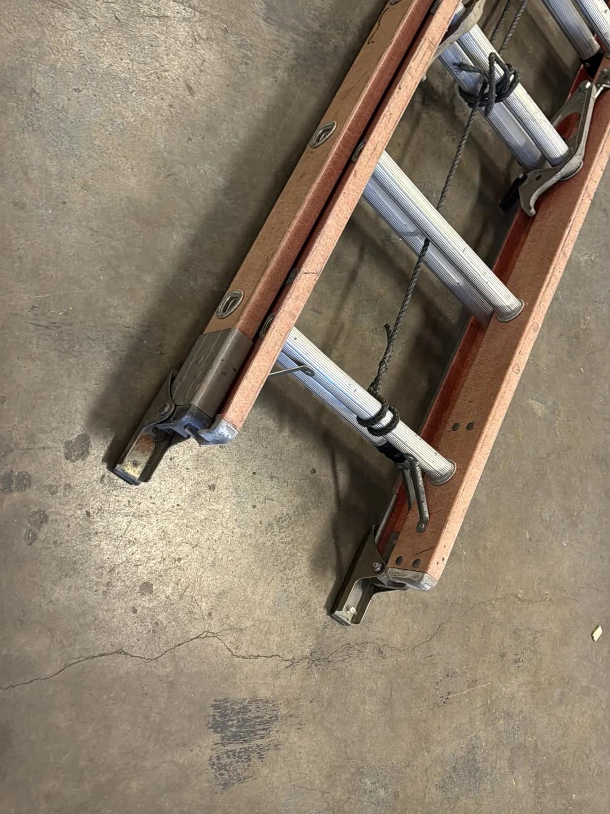 Louisville 32’ Fiberglass Extension Ladder, photo 2 of 8