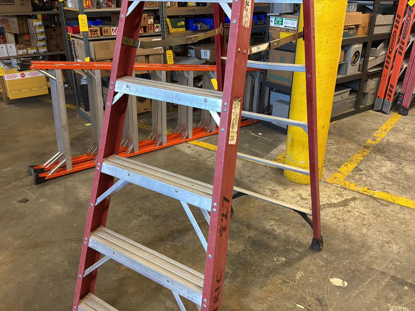 Werner 8’ Fiberglass Ladder, photo 3 of 7