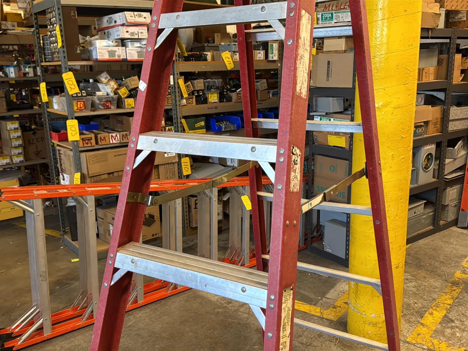 Werner 8’ Fiberglass Ladder, photo 4 of 7