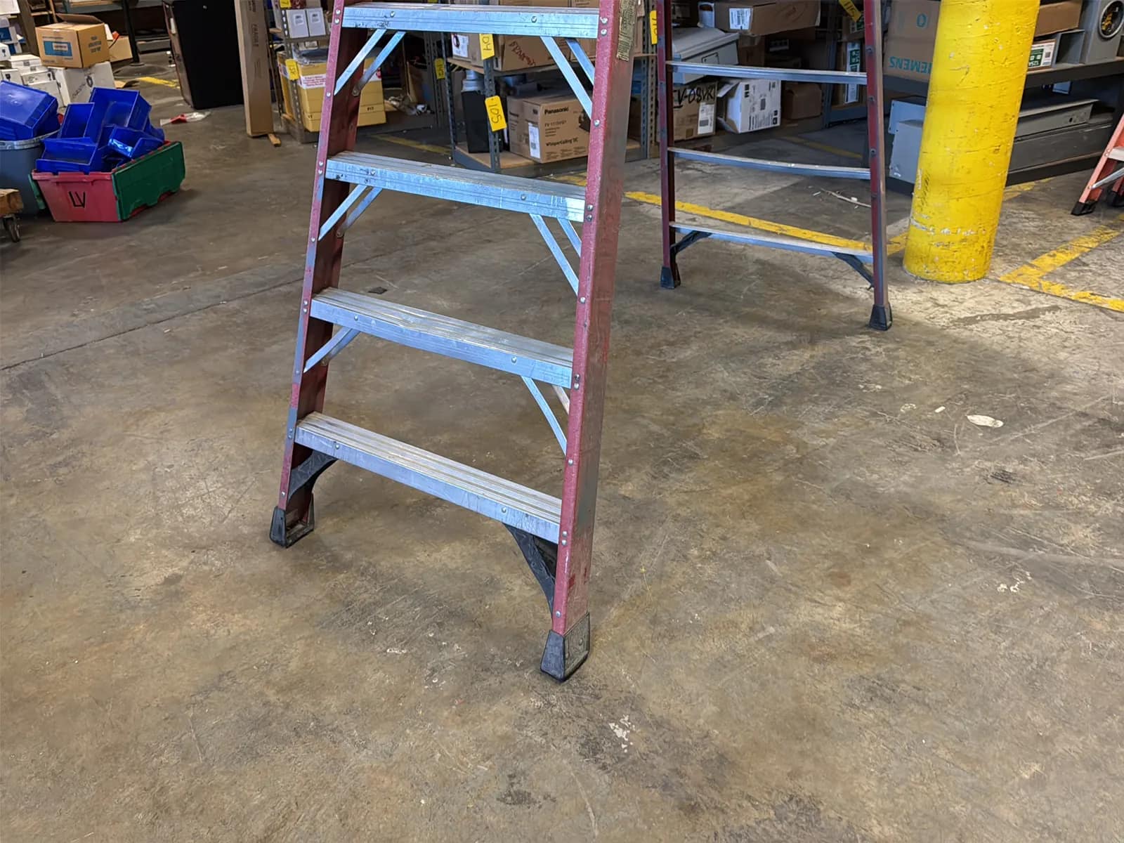 Werner 12’ Fiberglass Ladder, photo 2 of 6