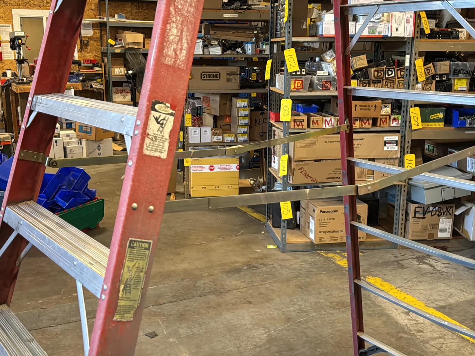 Werner 12’ Fiberglass Ladder, photo 5 of 6