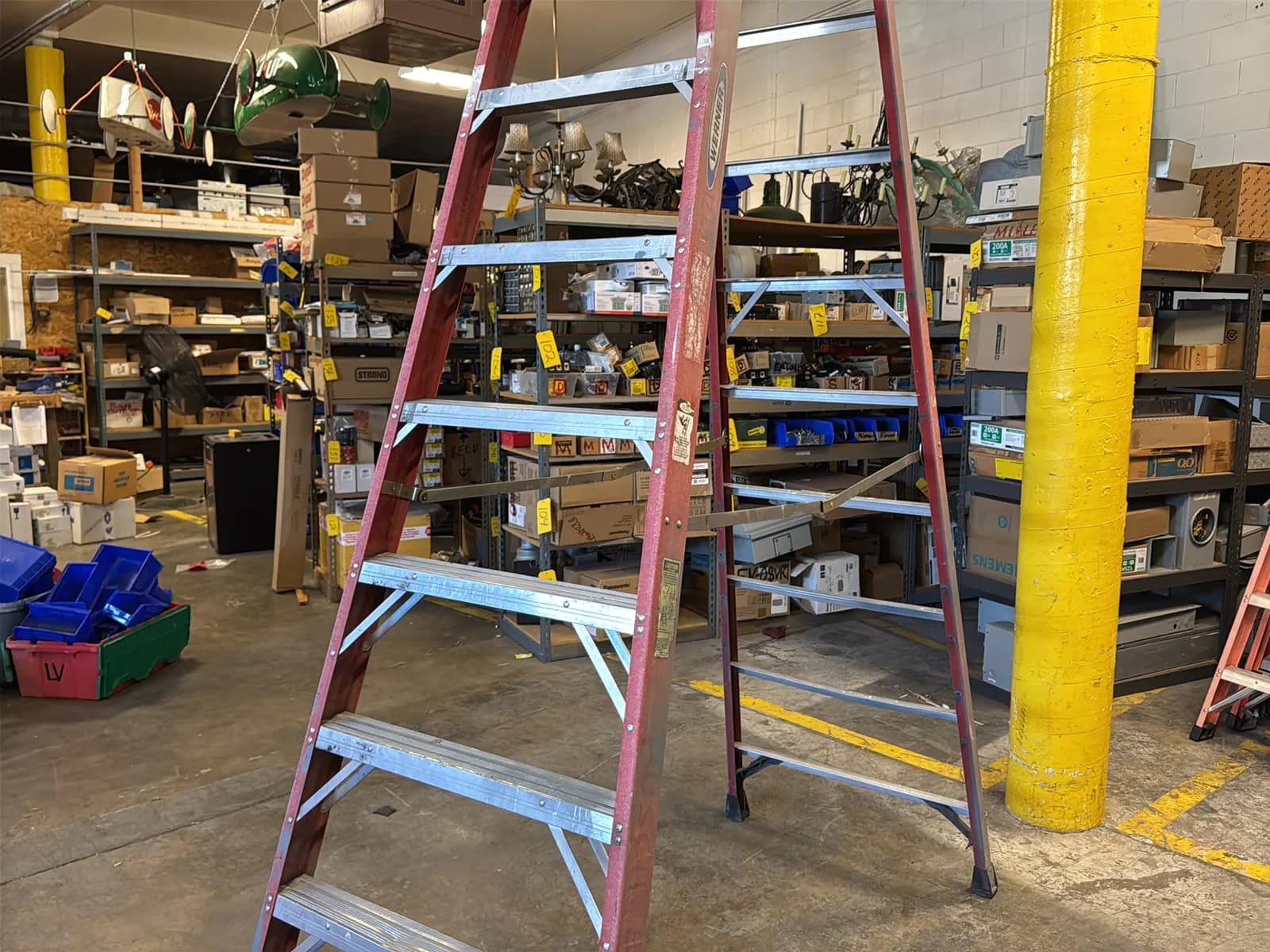 Werner 12’ Fiberglass Ladder, photo 3 of 6
