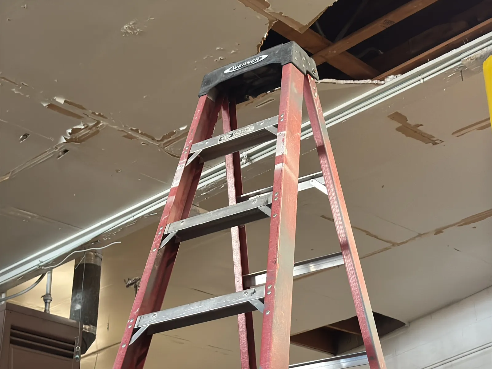Werner 12’ Fiberglass Ladder, photo 4 of 6
