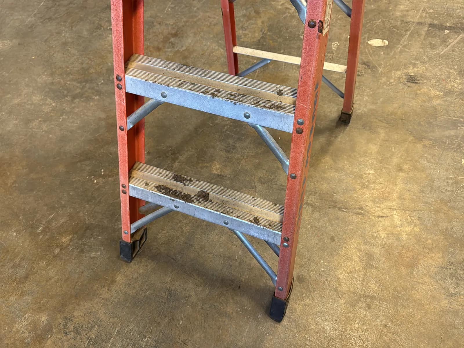 Titan 5’ Fiberglass Ladder, photo 4 of 4