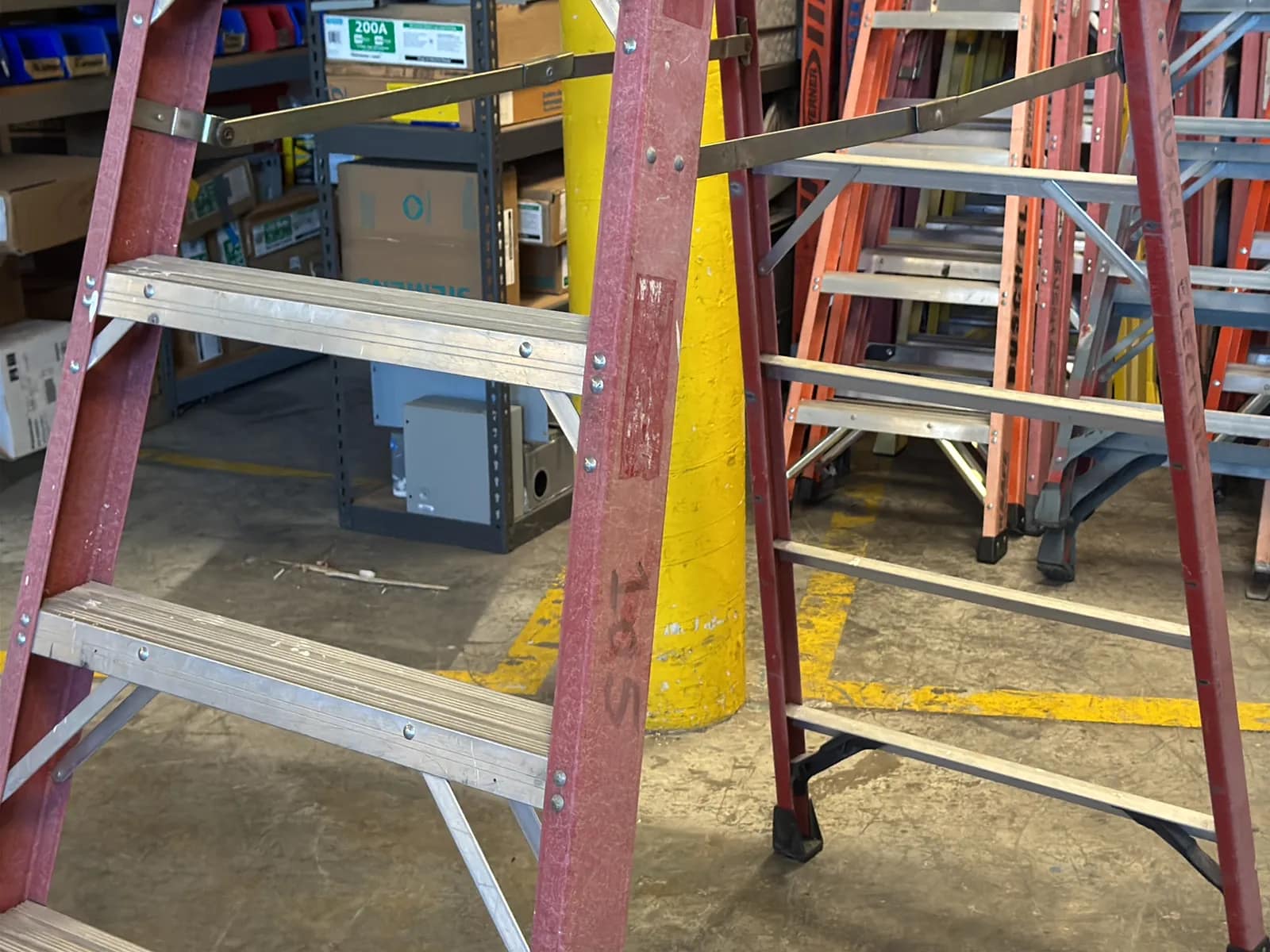 Werner 10’ Fiberglass Ladder, photo 4 of 5