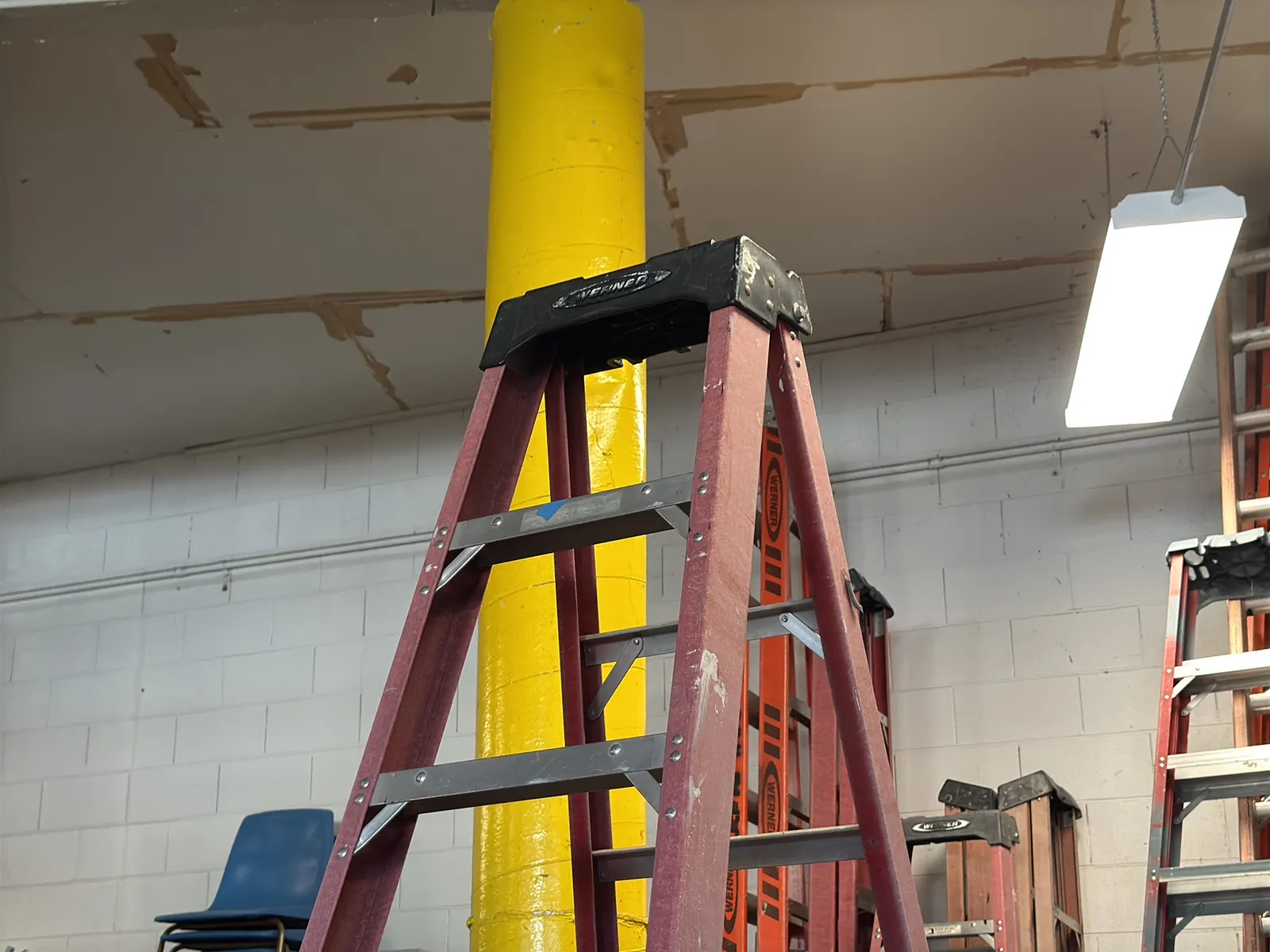 Werner 10’ Fiberglass Ladder, photo 2 of 5