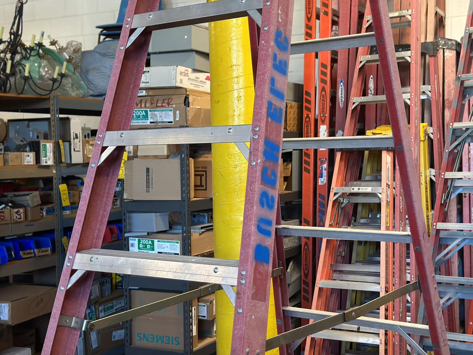 Werner 10’ Fiberglass Ladder, photo 3 of 5