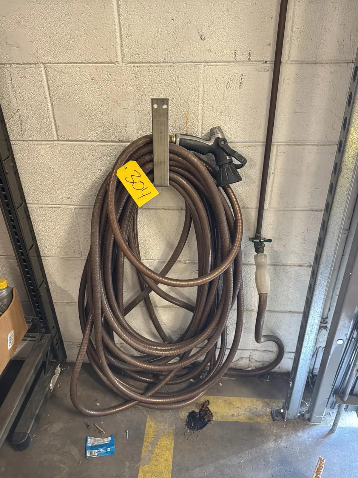 hose-with-spray-nozzle-eca465