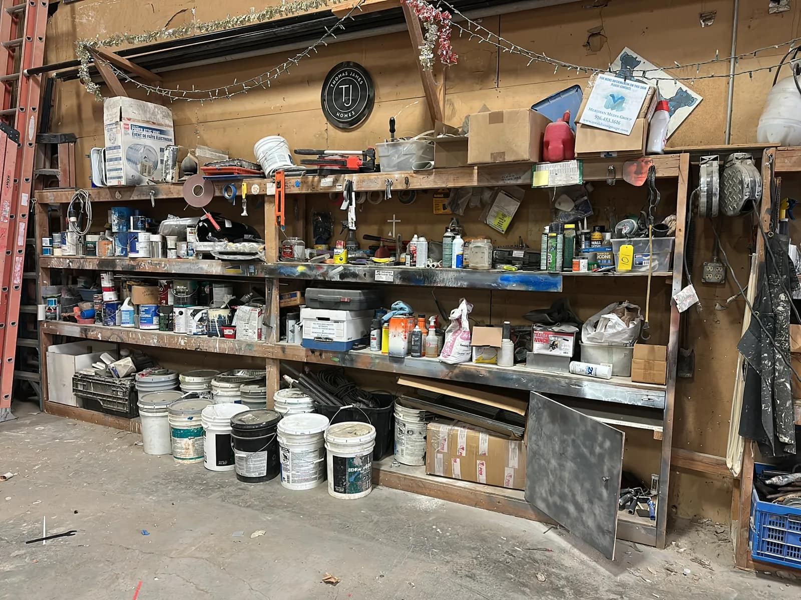 contents-of-wall-partial-and-empty-paint-buckets-paint-rollers-extension-cords-small-hand-tools-and-more-mu3c9t73