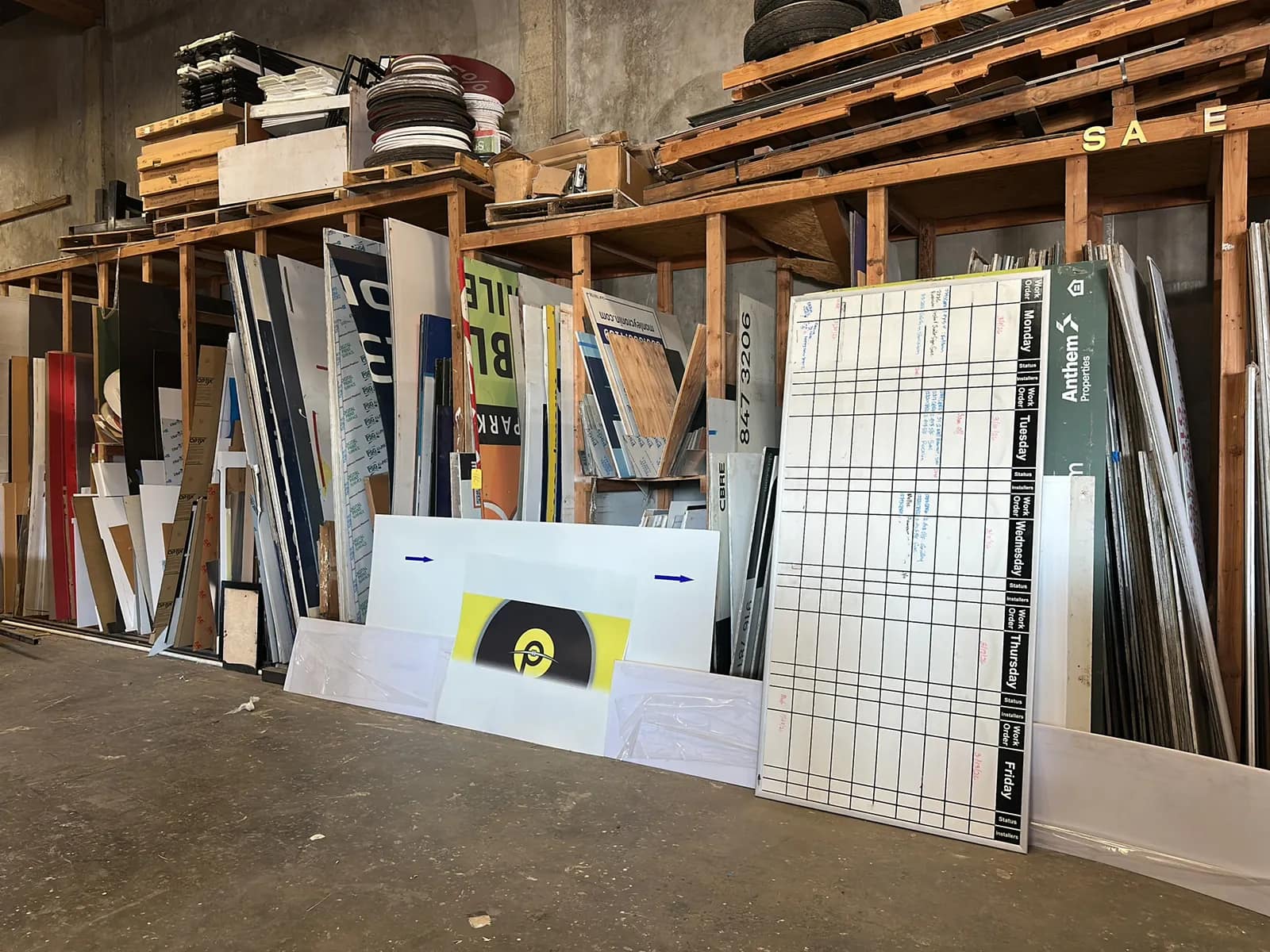 bulk-lot-assorted-plywood-vinyl-aluminum-and-cardboard-sign-partitions-9f5f63