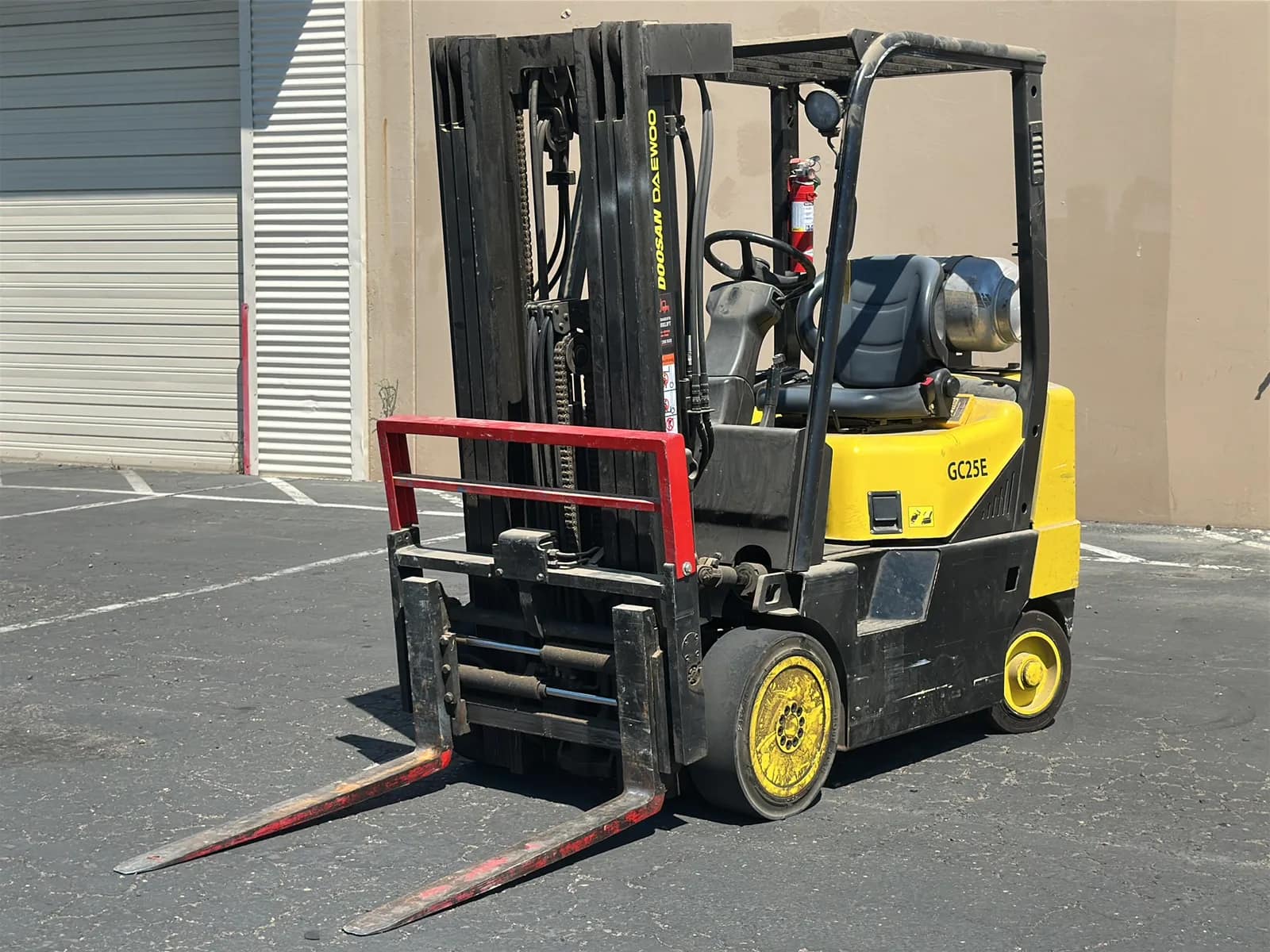 doosan-gc25e-5000lb-capacity-propane-forklift-mu393r29