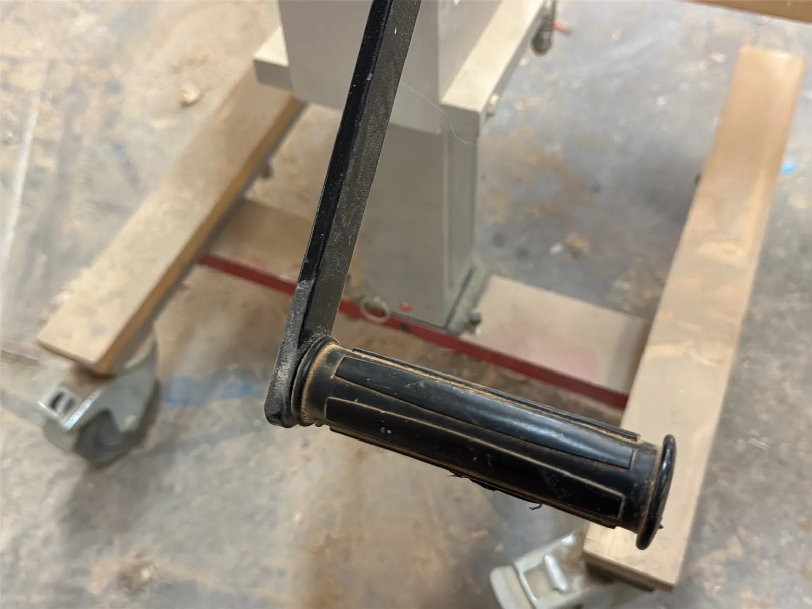 E-Z Spread n' Lift EZ1 1,200lb Capacity Hand Winch Lift, photo 6 of 7