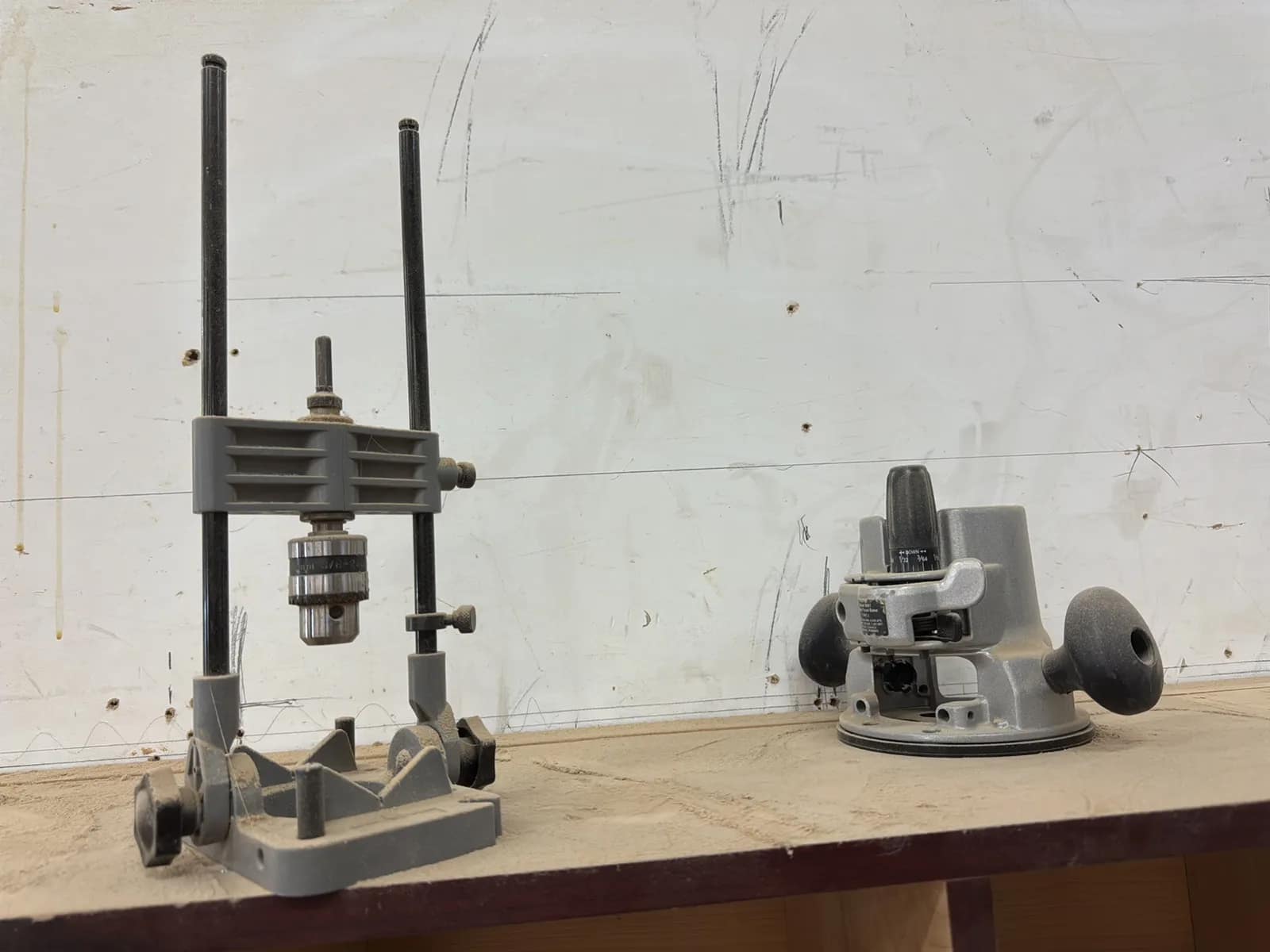 Rolling Cabinet And Wall Mounted Cabinet With Contents: Assorted Router Accessories, Woodworking Tools And More, photo 4 of 11