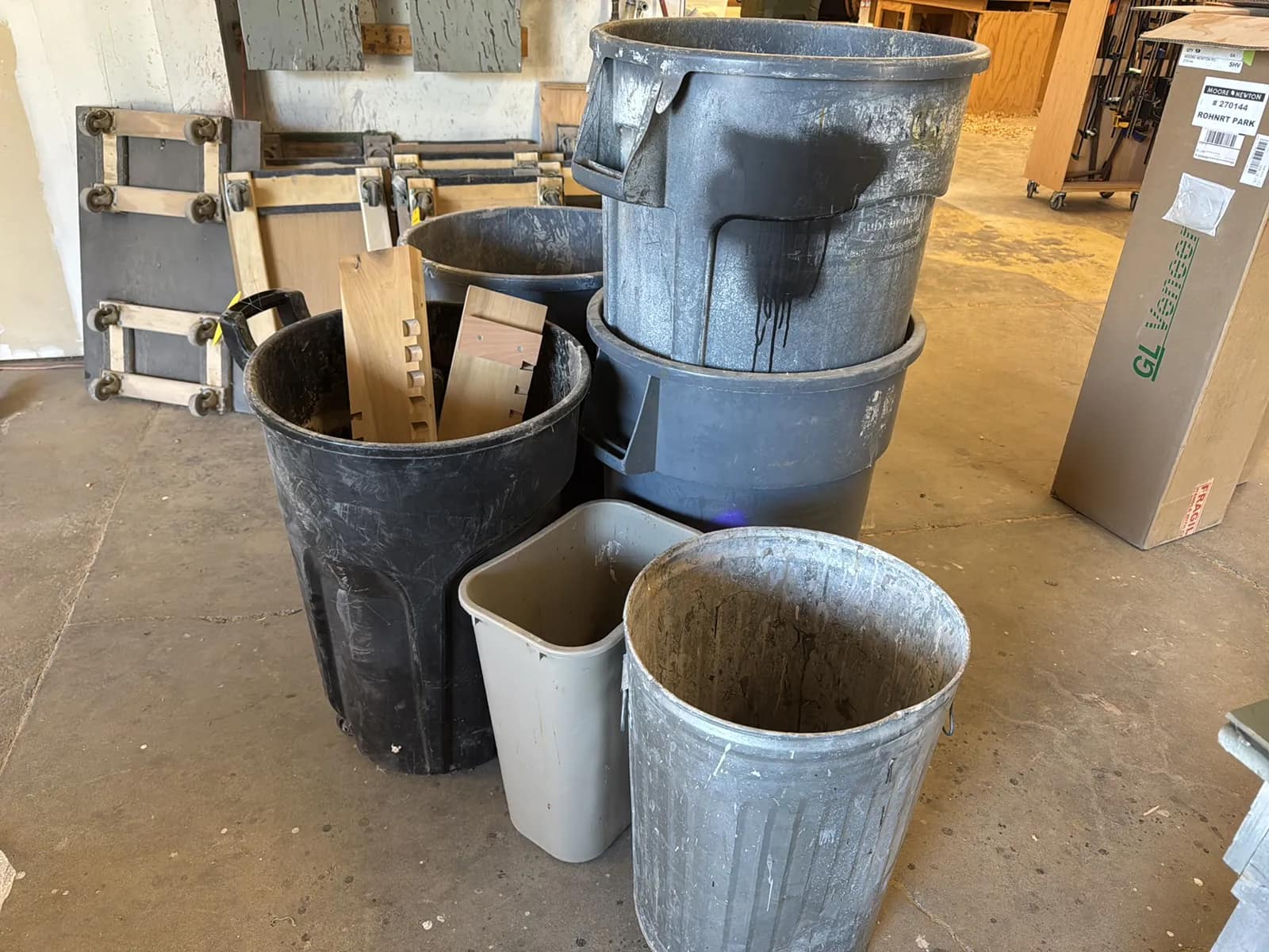 (6) Assorted Garbage Cans With Contents, photo 1 of 7