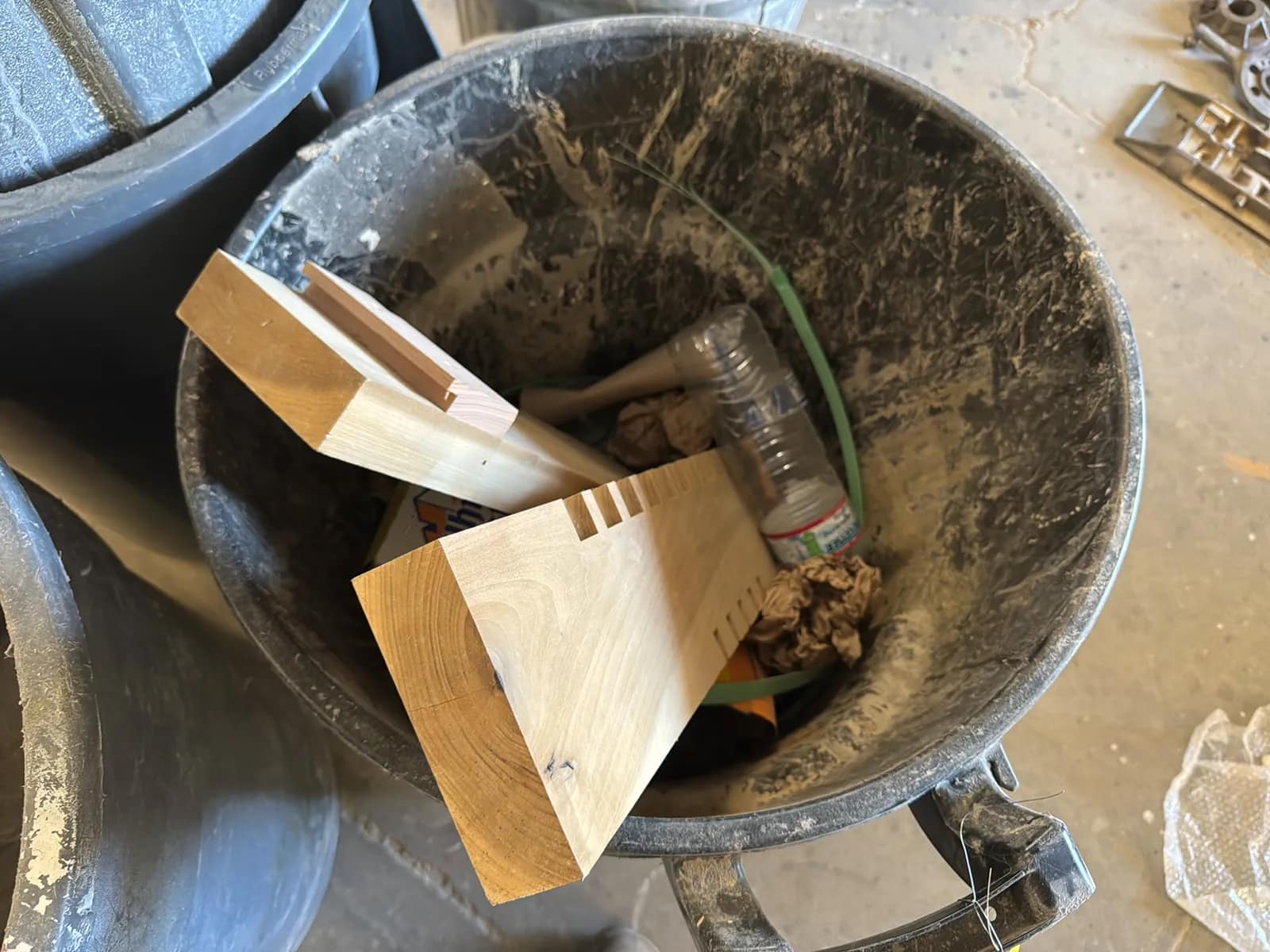 (6) Assorted Garbage Cans With Contents, photo 6 of 7