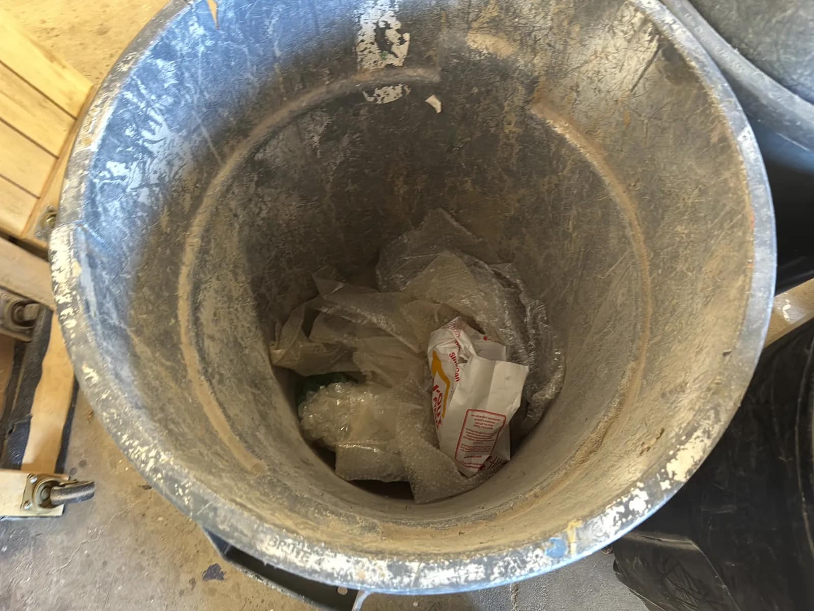 (6) Assorted Garbage Cans With Contents, photo 4 of 7