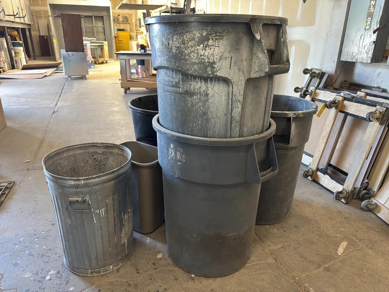 (6) Assorted Garbage Cans With Contents, photo 7 of 7