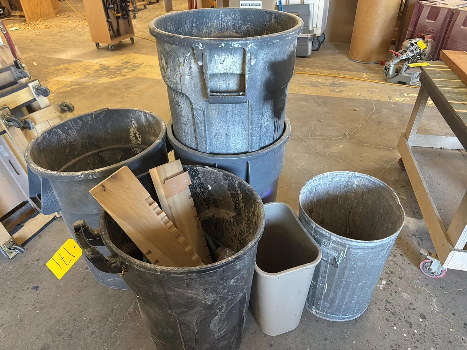 (6) Assorted Garbage Cans With Contents, photo 2 of 7