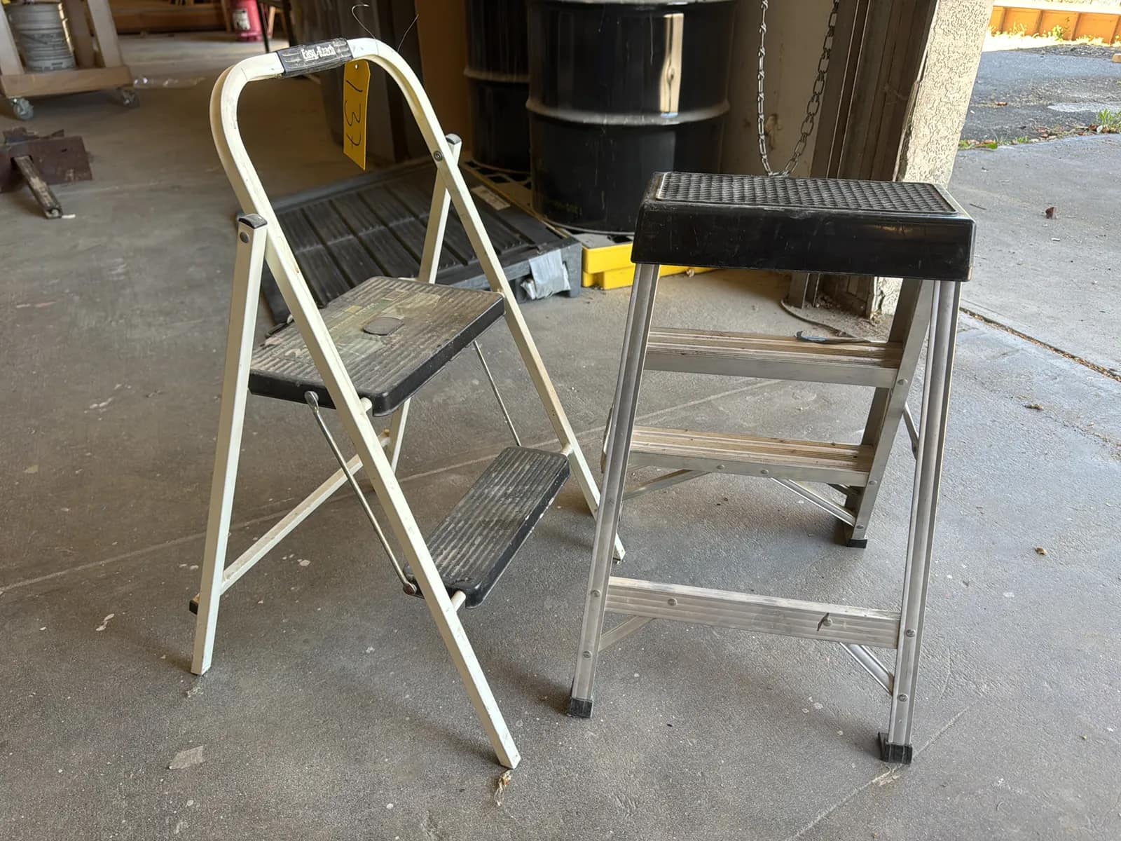(2) Small Step Ladders, photo 1 of 5