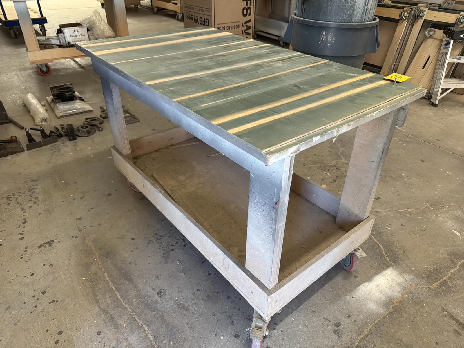 custom-rolling-wood-table-mug0jfsa