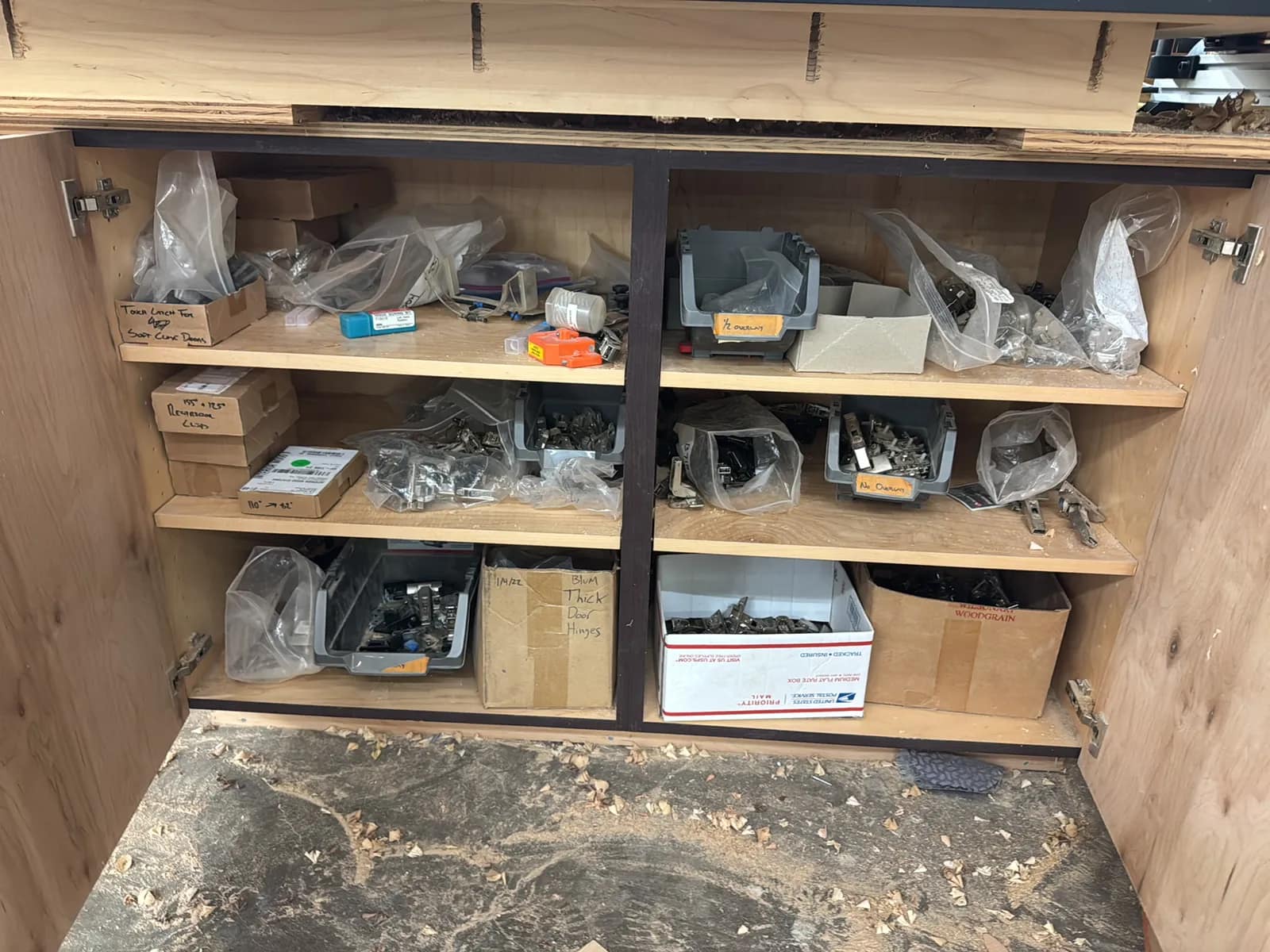 contents-of-cabinet-door-hinge-hardware-and-more-7396e3