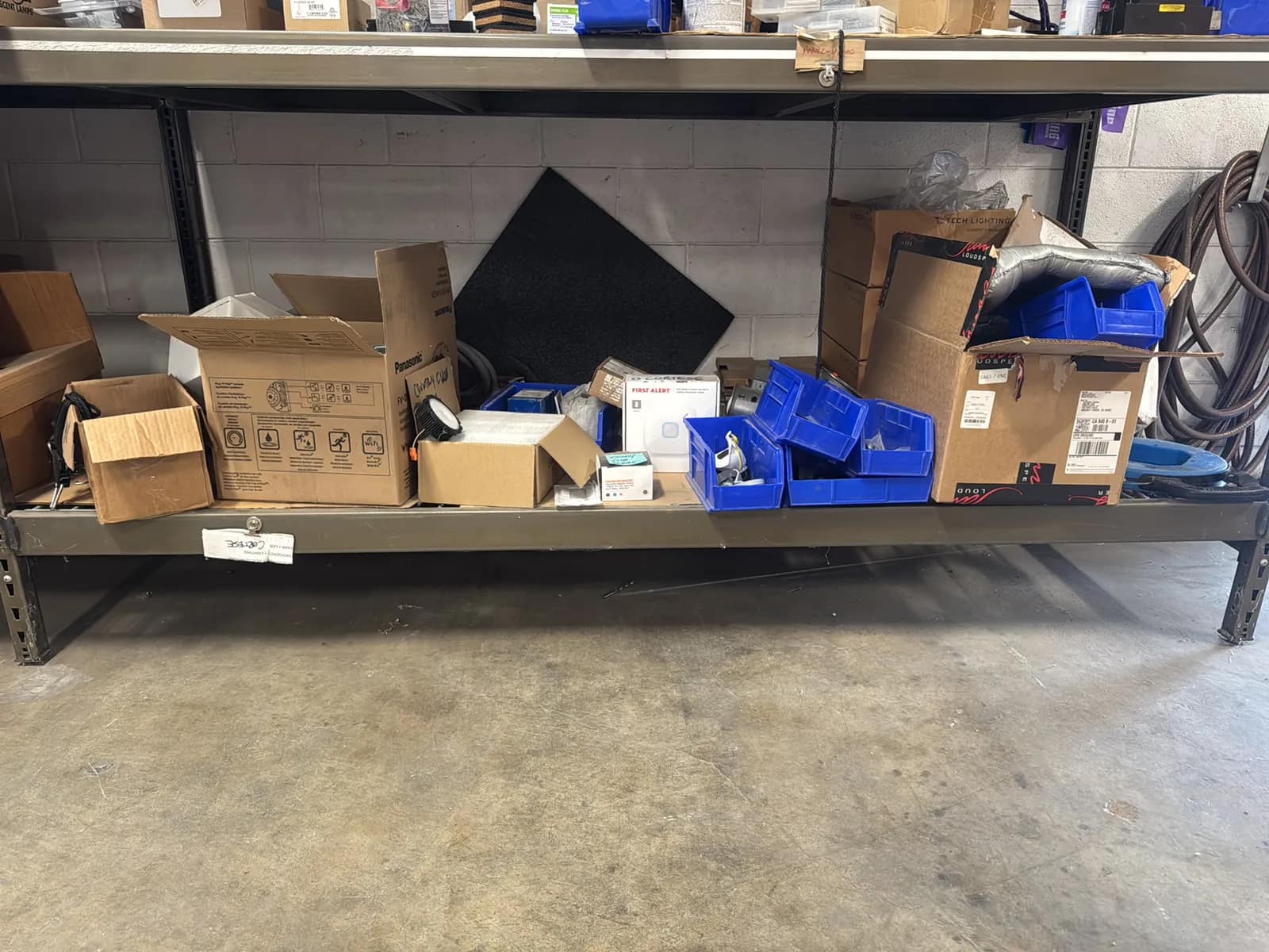 contents-of-1-shelf-assorted-electrical-supply-mu96tq4b