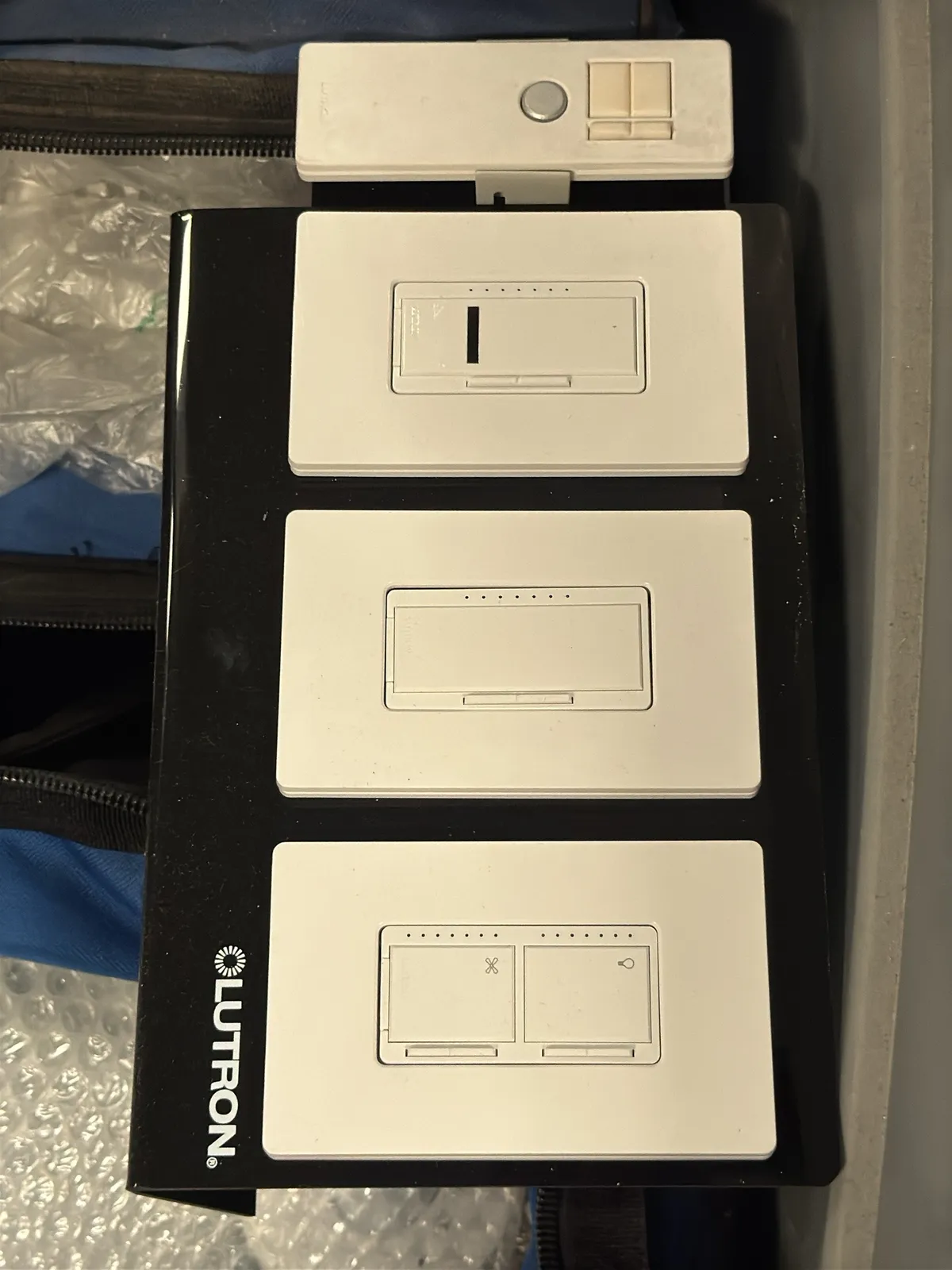 Contents Of Bin: Lutron Homewqrks QS Components, Samples, Bags And More, photo 10 of 18